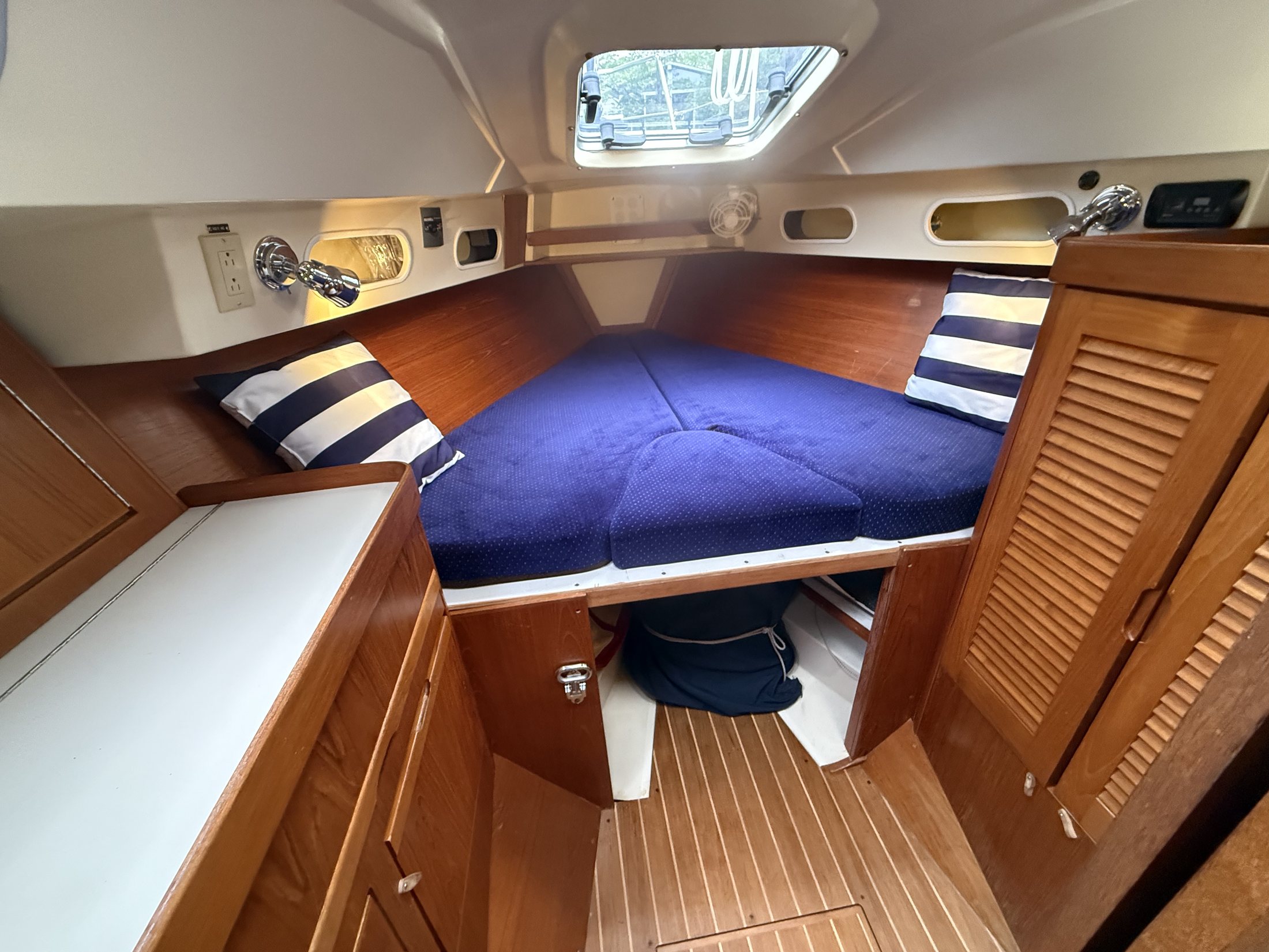 Forward V-berth
